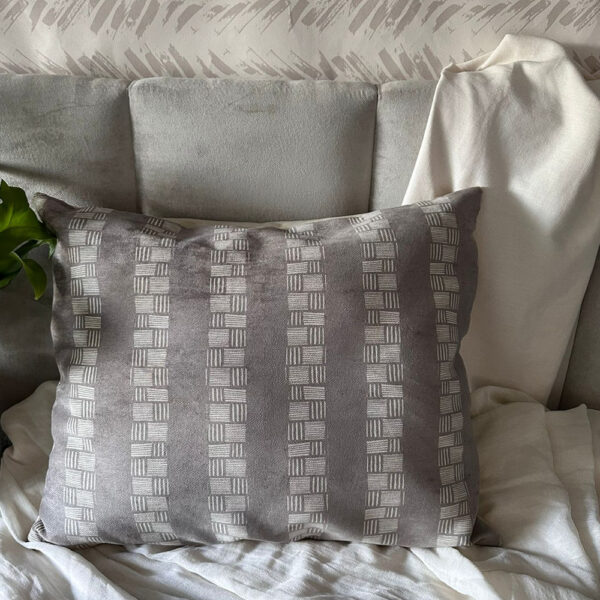 ALMOHADON CUADROS GRIS 60cm x 50cm